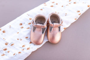 
                
                    Load image into Gallery viewer, Riley T-Straps - Rose Gold Scalloped
                
            